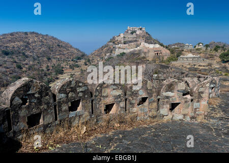 Zinnen auf einer Festungsmauer, Kumbhalgarh Fort oder Kumbhalmer Fort, Kumbhalgarh, Rajasthan, Indien Stockfoto