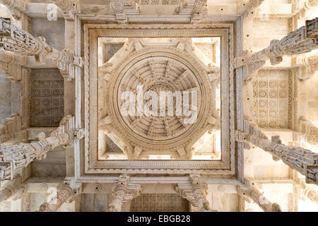 Interieur Saal mit reich verzierten Säulen und Decken im Marmortempel, Adinatha-Tempel, Tempel der Jain-Religion, Ranakpur Stockfoto