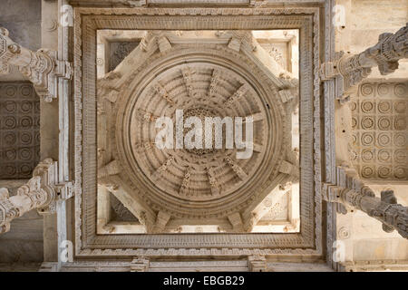 Interieur Saal mit reich verzierten Säulen und Decken im Marmortempel, Adinatha-Tempel, Tempel der Jain-Religion, Ranakpur Stockfoto