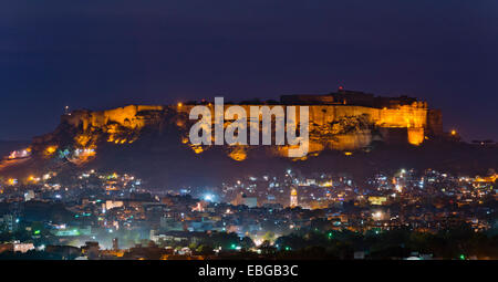 Mehrangarh Fort, beleuchtet bei Nacht, historische Stadtzentrum, Jodhpur, Rajasthan, Indien Stockfoto