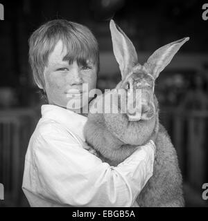 Junge mit Kaninchen (flämischer Riese) an State Fair in Alaska Stockfoto