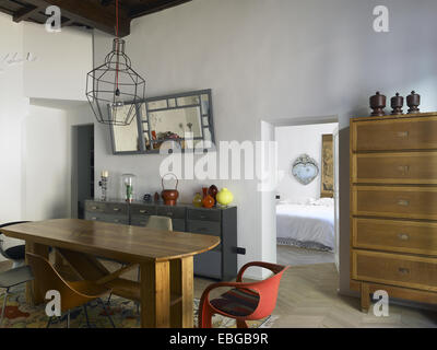 Interieur einer Wohnung: Esszimmer mit Vintage-Möbeln in Mailand, Italien Stockfoto