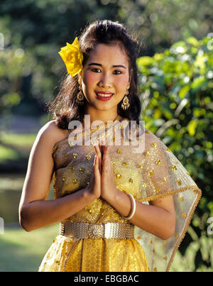 Die Wai Thai Geste der Gruß, junge Frau trägt einen Tracht, Rose Garden, Thailand Stockfoto