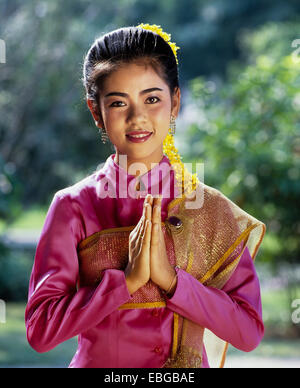 Die Wai Thai Geste der Gruß, junge Frau trägt einen Tracht, Rose Garden, Thailand Stockfoto