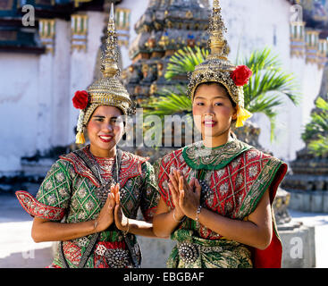 Tempel-Tänzer im Wat Pho, Anzeige der Wai Thai Geste des Grußes, zwei junge Frauen tragen traditionelle Tanzkostüme Stockfoto