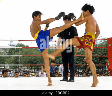 Muay Thai, Thai-Boxen, zwei Männer kämpfen in einem Boxring, Zentral-Thailand, Bangkok, Thailand Stockfoto