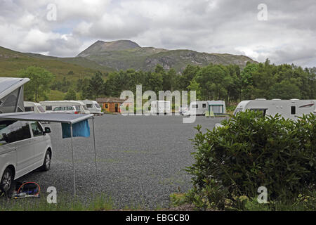 Caravan Club Site bei Kinlochewe mit Beinn Eighe im Hintergrund. Stockfoto