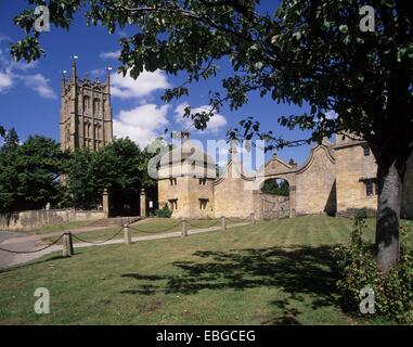 Die Cotswold Stadt von Chipping Campden mit St. James Kirche und orientalisch anmutende Logen und Gateway, Glocestershire England, Stockfoto