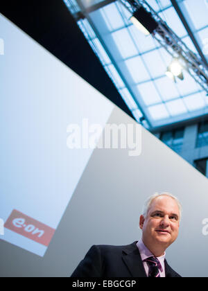 Johannes Teyssen, EON CEO spricht auf einer Pressekonferenz am Firmensitz in Düsseldorf, Deutschland, 1. Dezember 2014. Die Strom- und Gasunternehmen ist Eon vornehmen will, die größte Umstrukturierung in der Unternehmensgeschichte. Das Düsseldorfer Unternehmen plant, mit Kohle, Gas und Kernenergie zu brechen. Foto: ROLF VENNENBERND/dpa Stockfoto