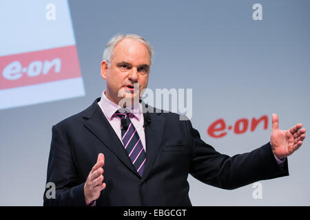 Johannes Teyssen, EON CEO spricht auf einer Pressekonferenz am Firmensitz in Düsseldorf, Deutschland, 1. Dezember 2014. Die Strom- und Gasunternehmen ist Eon vornehmen will, die größte Umstrukturierung in der Unternehmensgeschichte. Das Düsseldorfer Unternehmen plant, mit Kohle, Gas und Kernenergie zu brechen. Foto: ROLF VENNENBERND/dpa Stockfoto