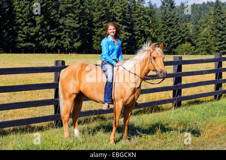 41,857.09380 Mädchen sitzen ohne Sattel auf Palomino Reitpferd Stockfoto