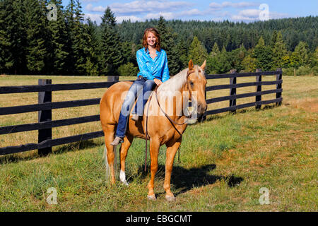 41,857.09434 junges Mädchen saß sidesaddle bareback auf Palomino Pferd Stockfoto