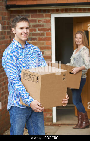 Junges Paar Umzug in neues Zuhause zusammen Stockfoto