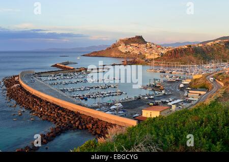 Abendstimmung über den Hafen und die Stadt Castelsardo, Provinz Sassari, Sardinien, Italien Stockfoto