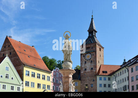 Marienbrunnen oder Marias Brunnen und Schmalzturm Turm auf dem Hauptplatz, Landsberg am Lech, Upper Bavaria, Bavaria, Germany Stockfoto