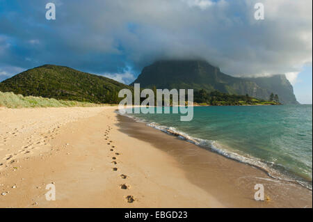 Verlassener Strand mit Mount Lidgbird und Mount Gower an der Rückseite, Lord-Howe-Insel, New-South.Wales, Australien Stockfoto