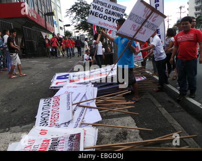 Andere militante Gruppen und Arbeiter der großen Kundgebung während der 151. Geburtstag von Andres Bonifacio, Philippinen Arbeiterklasse und Revolutionshelden vorbereiten. © Sherbien Dacalanio/Pacific Press/Alamy Live-Nachrichten Stockfoto