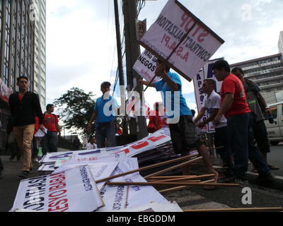 Andere militante Gruppen und Arbeiter der großen Kundgebung während der 151. Geburtstag von Andres Bonifacio, Philippinen Arbeiterklasse und Revolutionshelden vorbereiten. © Sherbien Dacalanio/Pacific Press/Alamy Live-Nachrichten Stockfoto