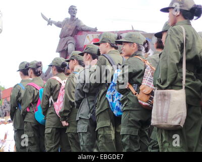 Verschiedenen Regierungsagenturen bietet Kranz am Bonifacio Schrein in Manila auf den 151. Geburtstag der Philippinen Arbeiterklasse und Revolutionshelden, Andres Bonifacio. © Sherbien Dacalanio/Pacific Press/Alamy Live-Nachrichten Stockfoto