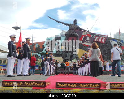 Verschiedenen Regierungsagenturen bietet Kranz am Bonifacio Schrein in Manila auf den 151. Geburtstag der Philippinen Arbeiterklasse und Revolutionshelden, Andres Bonifacio. © Sherbien Dacalanio/Pacific Press/Alamy Live-Nachrichten Stockfoto