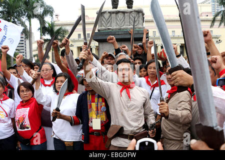 151. Geburtstag Jubiläum des Revolutionsführers Andres Bonifacio führte Filmschauspieler Robin Padilla den Protest in Liwasang Bonifacio in Manila und Rot der "Kartilya ng Katipunan" mit dem Kostüm von Andress Bonifacio. © Gregorio B. Dantes Jr./Pacific Press/Alamy Live-Nachrichten Stockfoto