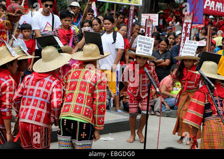 151. Geburtstag Jubiläum des Revolutionsführers Andres Bonifacio, die Manobo Stämme von Salungpongan Ta'tanulgkanugon Community Learning Center, Inc. (STTICLCI) wie sie Hüte tragen ihre traditionelle Kleidung und Buli Protest ihren Forderungen nach Nahrung, Bildung und echten Frieden in Mindanao. © Gregorio B. Dantes Jr./Pacific Press/Alamy Live-Nachrichten Stockfoto