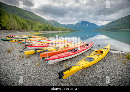 Kajaks in Folge am Ufer am See Eklutna in der Nähe von Anchorage in Alaska. Stockfoto