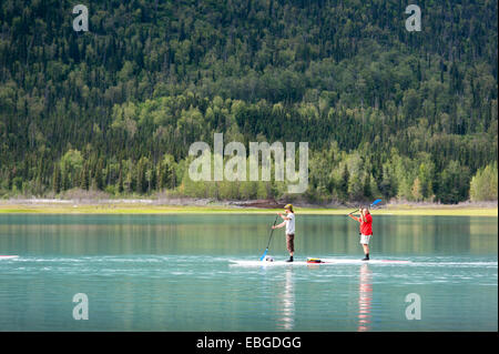 Menschen paddeln Pension im Eklutna Lake in der Nähe von Anchorage in Alaska Stockfoto