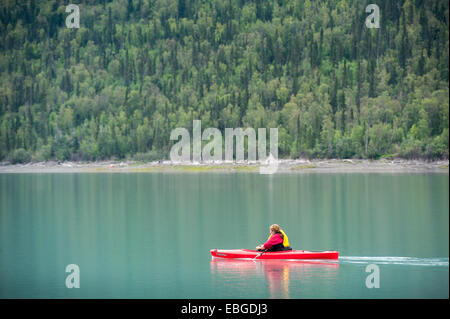 Frau im Eklutna Lake in der Nähe von Anchorage Alaska Kajak Stockfoto