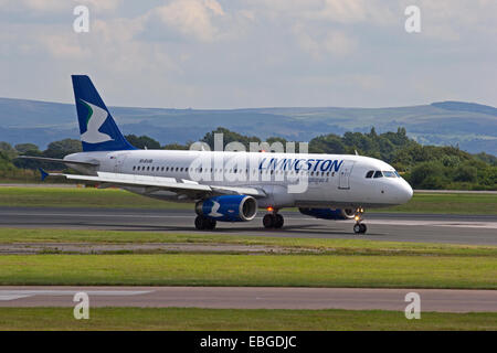 Livingston Airbus A320-232 Rollen Manchester Airport Stockfoto