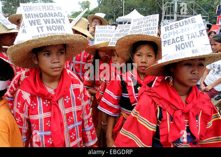 151. Geburtstag Jubiläum des Revolutionsführers Andres Bonifacio, die Manobo Stämme von Salungpongan Ta'tanulgkanugon Community Learning Center, Inc. (STTICLCI) wie sie Hüte tragen ihre traditionelle Kleidung und Buli Protest ihren Forderungen nach Nahrung, Bildung und echten Frieden in Mindanao. © Gregorio B. Dantes Jr./Pacific Press/Alamy Live-Nachrichten Stockfoto