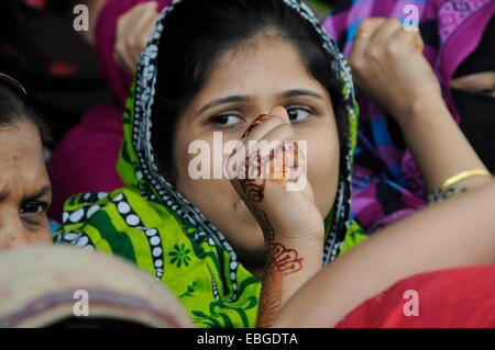 Dhaka, Bangladesch. 1. Dezember 2014. Ein Kleidungsstück Arbeiter besucht eine Demonstration für ihre fälligen Lohn vor dem National Press Club in Dhaka, Bangladesch, 1. Dezember 2014. Hunderte von Textilarbeiterinnen forderte ihre Fabriken öffnen und fälligen Gehalts in Dhaka am Montag. Bildnachweis: Shariful Islam/Xinhua/Alamy Live-Nachrichten Stockfoto