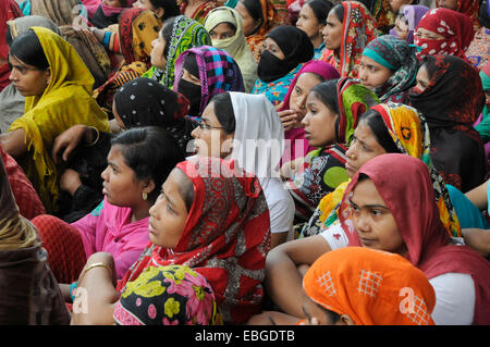 Dhaka, Bangladesch. 1. Dezember 2014. Textilarbeiterinnen besuchen eine Demonstration für ihre fälligen Lohn vor dem National Press Club in Dhaka, Bangladesch, 1. Dezember 2014. Hunderte von Textilarbeiterinnen forderte ihre Fabriken öffnen und fälligen Gehalts in Dhaka am Montag. Bildnachweis: Shariful Islam/Xinhua/Alamy Live-Nachrichten Stockfoto