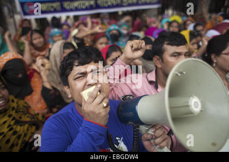 Dhaka, Bangladesch. 1. Dezember 2014. Kleidungsstücke Arbeiter der gemeinsamen Bedrohung Ltd machte Protest vor Presseclub Dhaka forderte ihre drei Monatslohn und Löhne. Bildnachweis: Zakir Hossain Chowdhury/ZUMA Draht/Alamy Live-Nachrichten Stockfoto