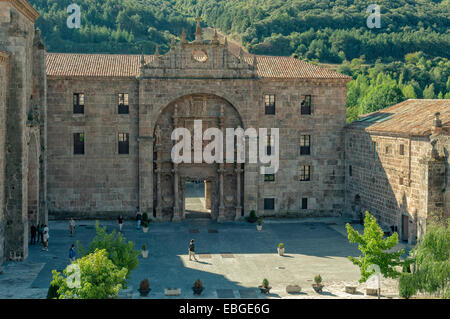 Patio Yuso Kloster in der Gemeinde San Millan De La Cogolla, Rioja Alta, Spanien Stockfoto