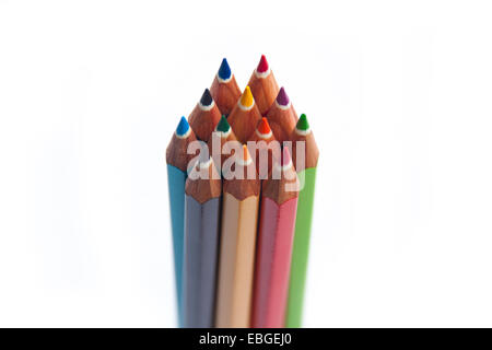 Buntstifte gebündelt zusammen auf einem weißen Hintergrund Stockfoto