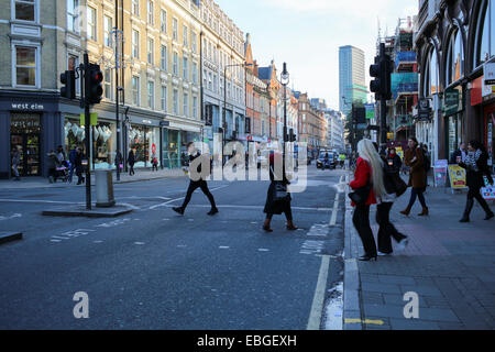 Fußgänger die Straße überqueren, auf Tottenham Court Road London Stockfoto