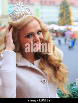 Magdeburg, Deutschland. 1. Dezember 2014. Die amtierende Miss Continental, Ekaterina Plekhova aus Russland, der Weihnachtsmarkt in Magdeburg, Deutschland, 1. Dezember 2014 Zugriffe. 70 junge Frauen qualifizierten sich für das Weltfinale am 4. Dezember 2014 in der drittgrößte Schönheitswettbewerb. Foto: JENS WOLF/Dpa/Alamy Live News Stockfoto