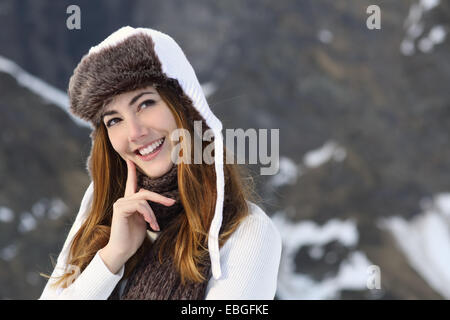 Frau kleidete herzlich im Winter denken und Blick auf Seite Stockfoto