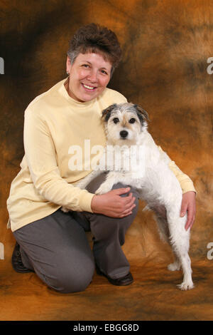 Frau mit Parson Russell Terrier Stockfoto