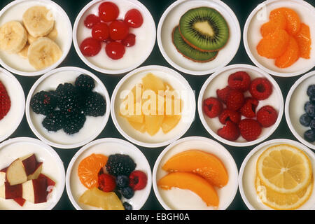 Auswahl an frischem Obst und Joghurt Stockfoto