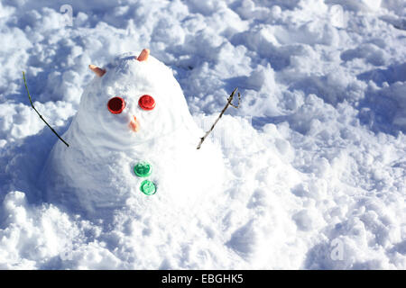 Niedliche kleine Schneemann gebaut nach einem Sturm. Stockfoto