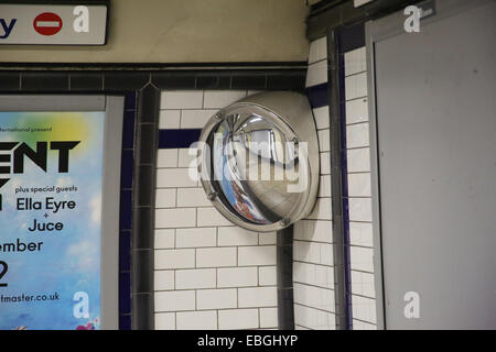 Eine konvexe Sicherheitsspiegel in Kennington TFL u-Bahn-Station, London Stockfoto