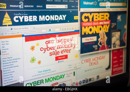 Eine Sammlung von Websites wirbt ihre Cyber Monday-Verkäufe auf Montag, 1. Dezember 2014. Black Angebote Friday Werbeaktionen, die ganze letzte Woche dauerte in mit Online Kombination-ganze Saison Runde ausgestreckt und verdünnt die Weihnachtseinkäufe Wochenende haben.  Während viele Einzelhändler online Specials für Cyber Montag anbieten, die so genannte Urlaub stammt als die meisten Amerikaner hatten kein Breitband und Internet begrenzt zugreifen, damit sie am ersten Tag wieder zur Arbeit, mit ihren Arbeitgebern einkaufen würde schnelleres Internet. (© Richard B. Levine) Stockfoto