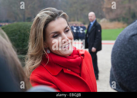 Berlin, Deutschland. 1. Dezember 2014. König Philipp VI. Spanien ist mit militärischen Ehren von Bundespräsident Joachim Gauck am Schloss Bellevue in Berlin, Deutschland, am Dezember 01, 2014 begrüßt. / Bild: Königin Letizia von Spanien. Bildnachweis: Reynaldo Chaib Paganelli/Alamy Live-Nachrichten Stockfoto