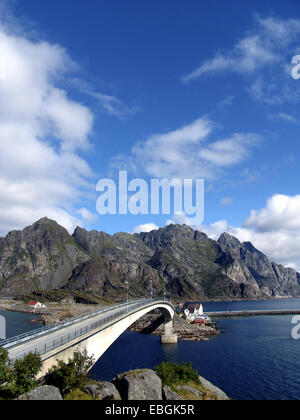 Brücke in der Nähe von Henningsvær, Norwegen, Lofoten-Inseln Stockfoto