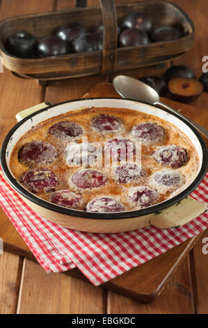 Pflaumen Clafoutis. Clafoutis Aux prunes. Französische Obst dessert Stockfoto