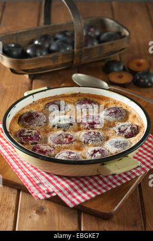 Pflaumen Clafoutis. Clafoutis Aux prunes. Französische Obst dessert Stockfoto