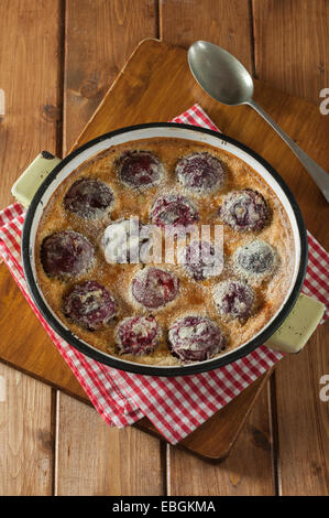 Pflaumen Clafoutis. Clafoutis Aux prunes. Französische Obst dessert Stockfoto