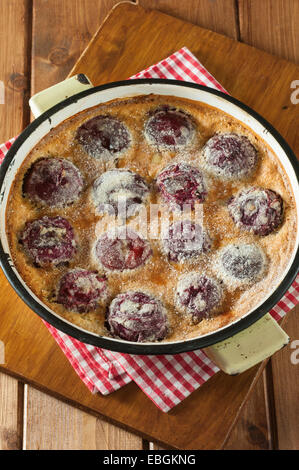 Pflaumen Clafoutis. Clafoutis Aux prunes. Französische Obst dessert Stockfoto